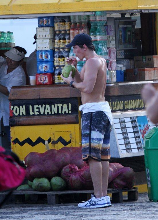 Romulo Arantes toma água de coco (Foto: Andre Freitas/ Ag. News)