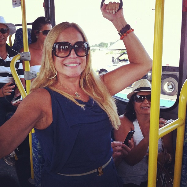 Susana Vieira dentro de ônibus (Foto: Reprodução / Twitter)