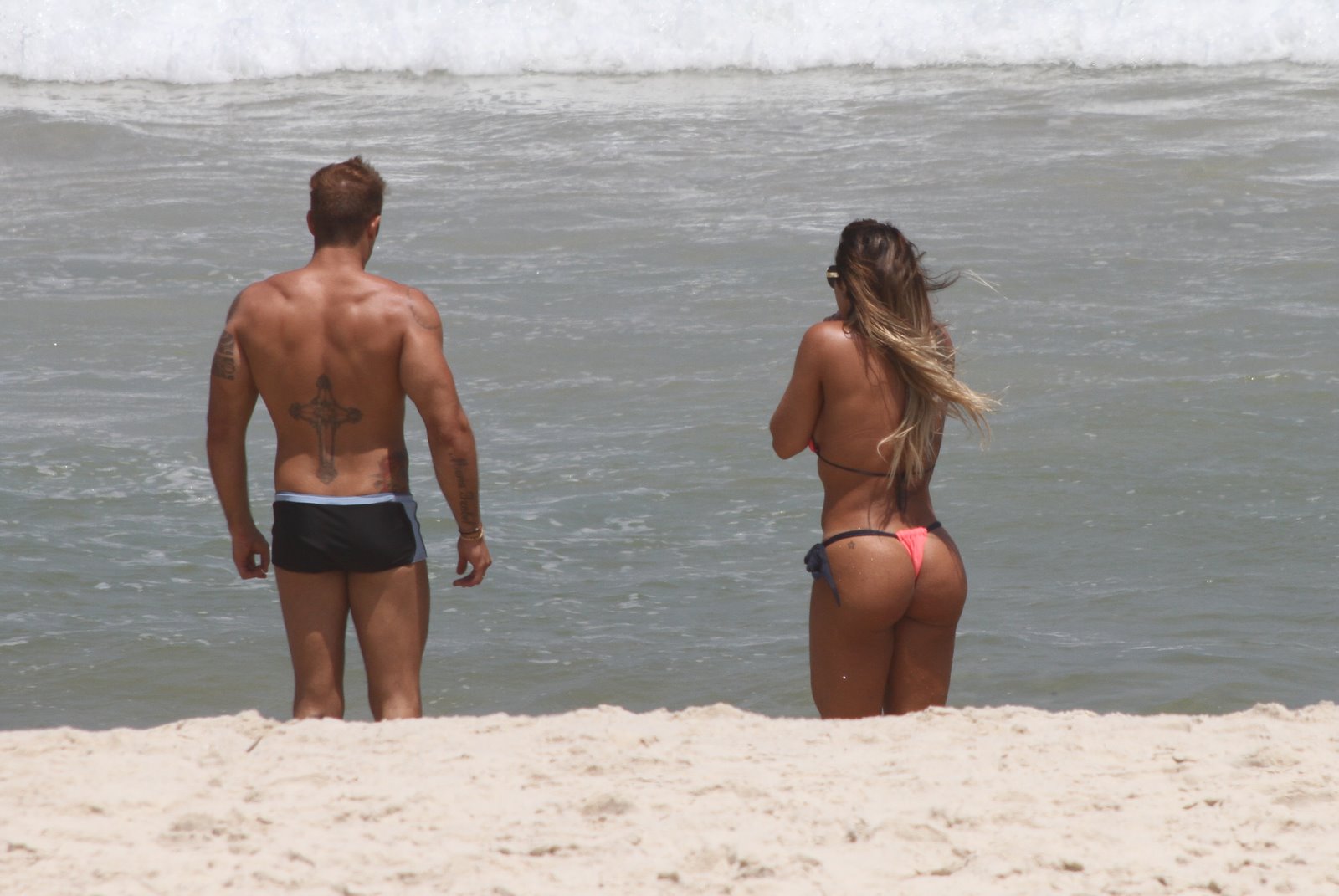 A panicat Jaque Khury na praia da Barra da Tijuca, Zona Oeste do Rio, com o namorado, Rafael, nesta terça-feira, 28