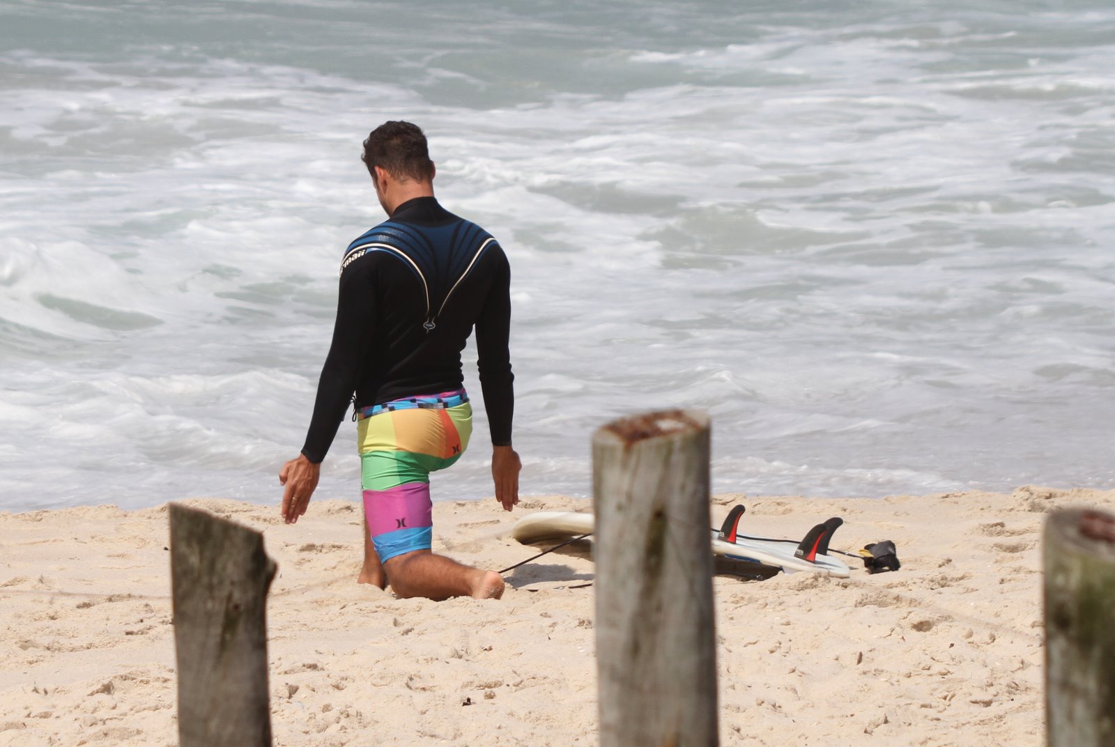 Cauã Reymond aproveitou esta terça-feira, 28, para relaxar na praia da Macumba, no Rio