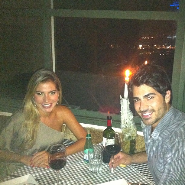 Ex-BBBs Adriana e Rodrigão em jantar (Foto: Twitter/ Reprodução)