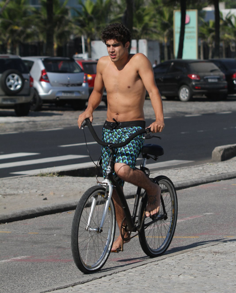 Caio Castro andou de bicicleta pela praia da Barra da Tijuca, no Rio, nesta quarta, 29