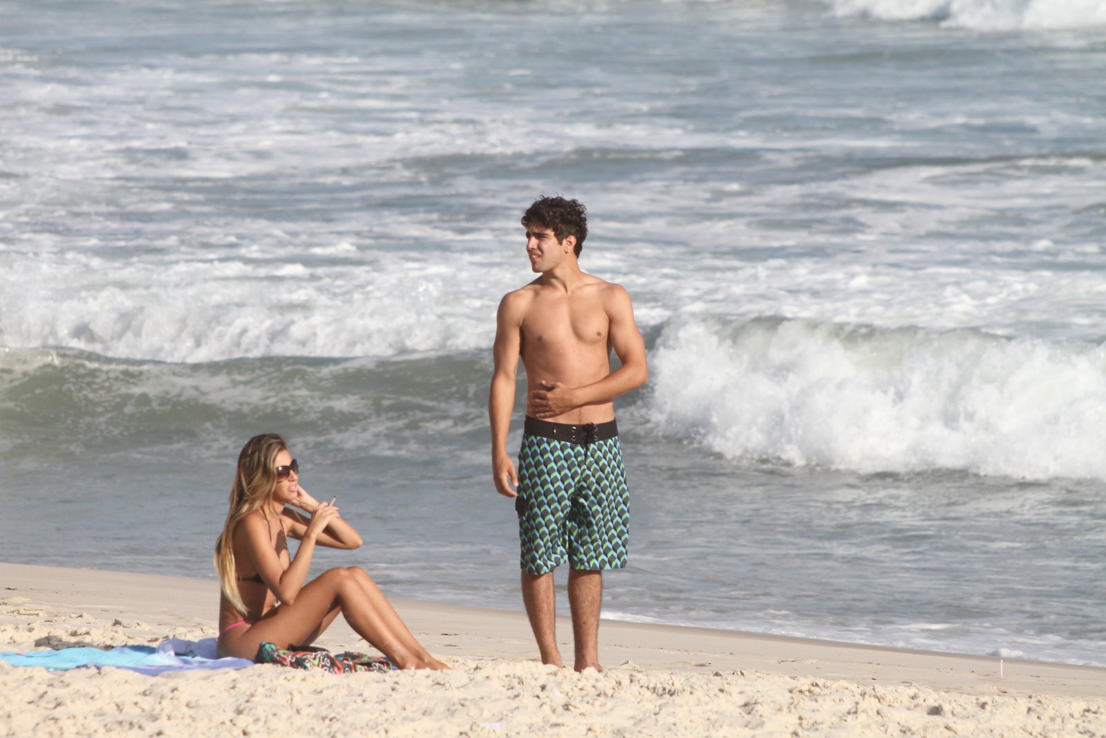 Caio Castro conversa com a loira na praia da Barra