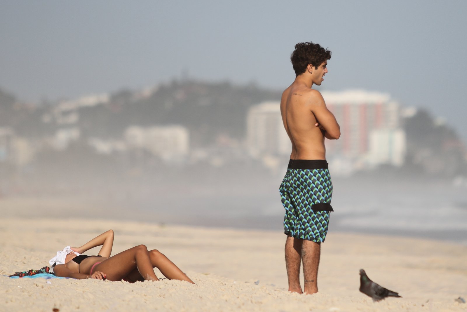 Caio Castro na praia da Barra
