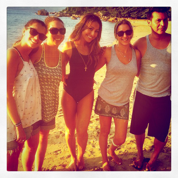 Sabrina Sato posta foto com amigos na praia (Foto: Twitter / Reprodução)