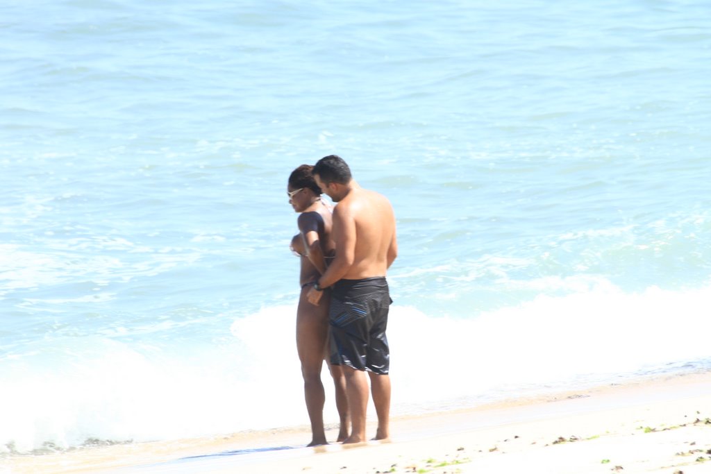 Adriana Bombom protagonizou cenas quentes em uma praia do Rio no dia 2. Na época, ela disse que o rapaz era apenas um amigo.