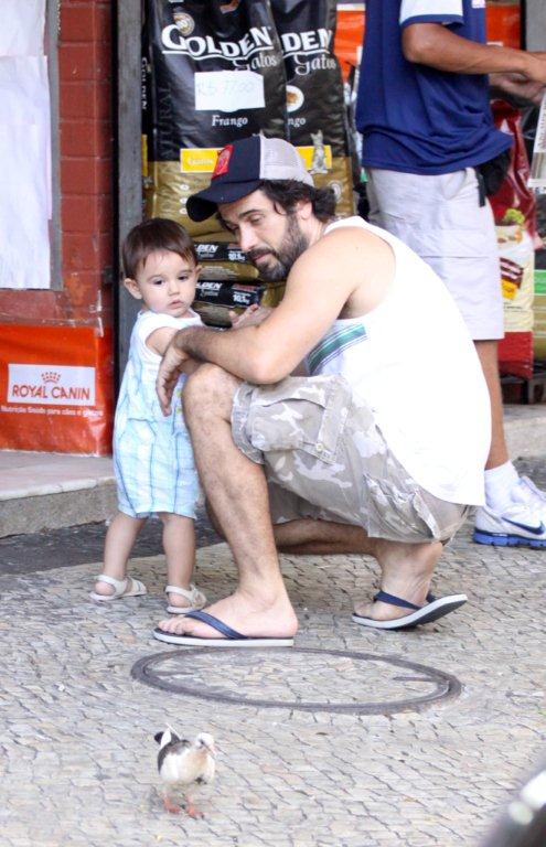 Eriberto Leão brinca com o filho em frente a loja de animais, no Rio (Foto: Alice Silva / AgNews)