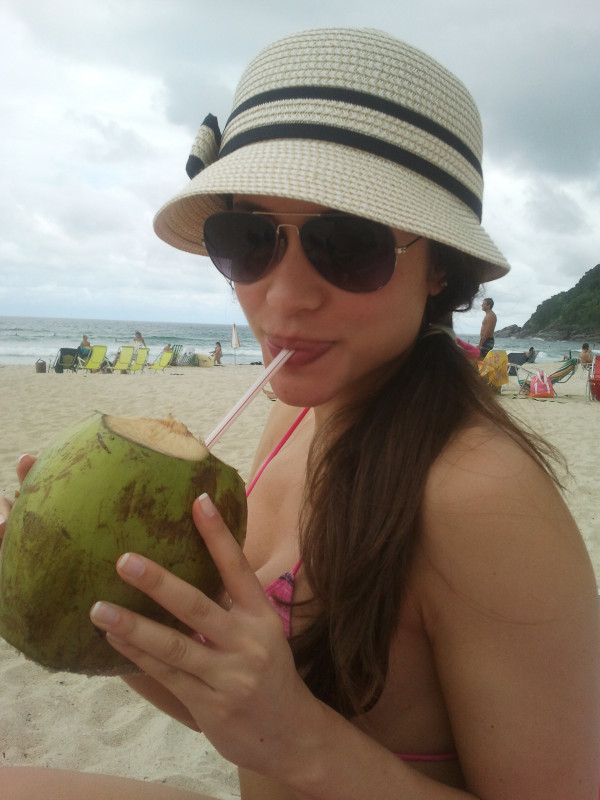 Ex-BBB Maria pega sol e bebe água de coco em Maresias, em São Paulo (Foto: Twitter/Reprodução)