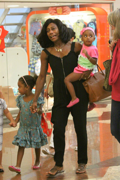 Glória Maria passeia com as filhas em shopping do Rio (Foto: Alice Silva / AgNews)