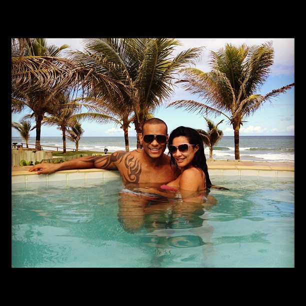 Scheila Carvalho namora com Tony Salles (Foto: Reprodução / Twitter)