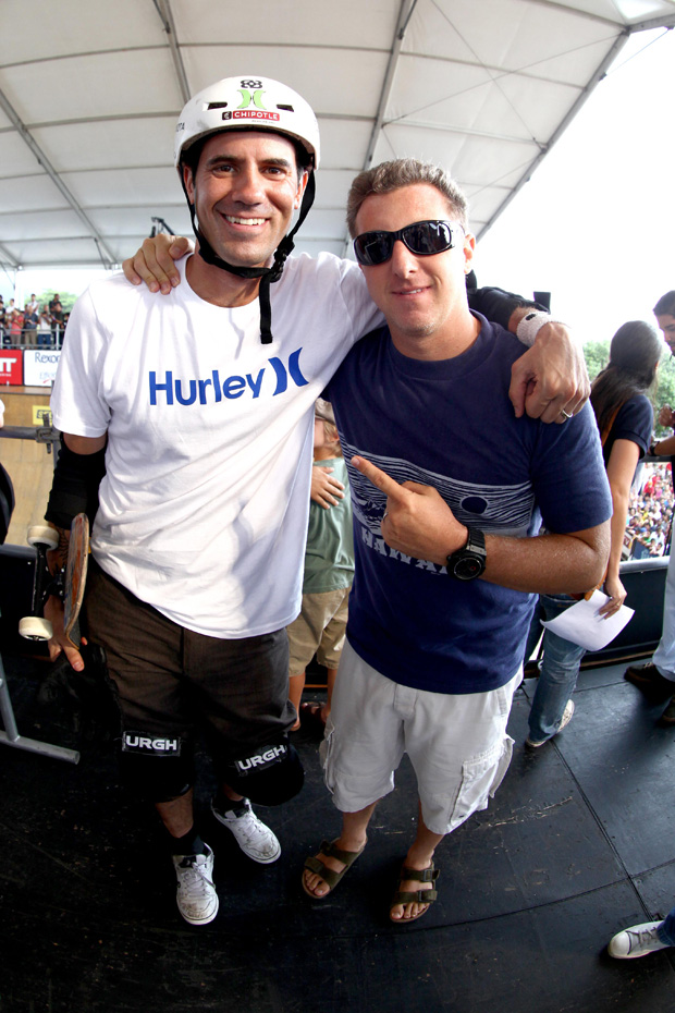 Bob Burnquist e Luciano Huck em evento de skate na Barra (Foto: Fabio Mindium / Divulgação)