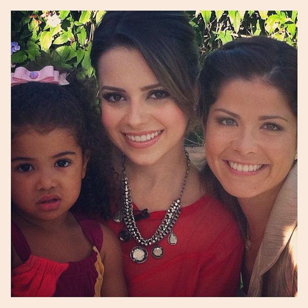 Sandy posa com Samara Felippo e a filha da atriz, Alícia, nos bastidores do 'Superbonita' (Foto: Reprodução / Twitter)