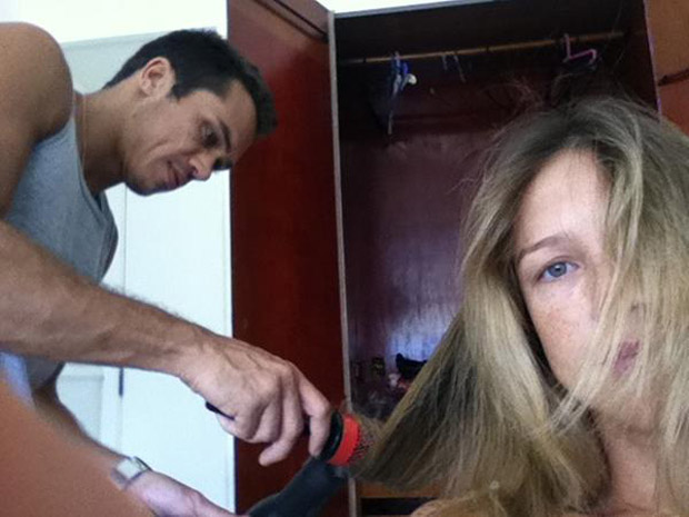Luana Piovani posta fotos cuidando dos cabelos (Foto: Twitter / Reprodução)