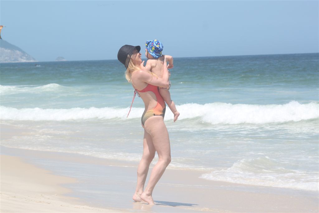 Danielle Winits com o filho caçula, Guy, de 10 meses, na praia da Barra da Tijuca, na Zona Oeste do Rio, nesta quinta-feira, 8