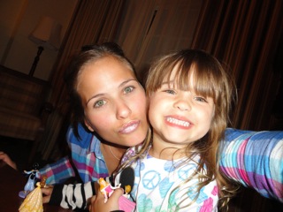 Luiza Valdetaro e a filha (Foto: Bloglog/Reprodução)