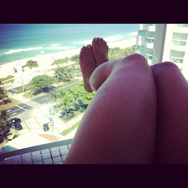 Mayra Cardi posta foto das pernas do Twitter (Foto: Reprodução/Twitter)