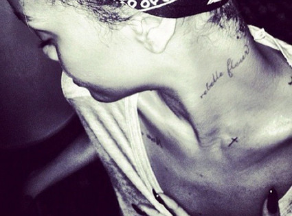 Rihanna e anova tatuagem de cruz no pescoço (Foto: Reprodução/Instagram)