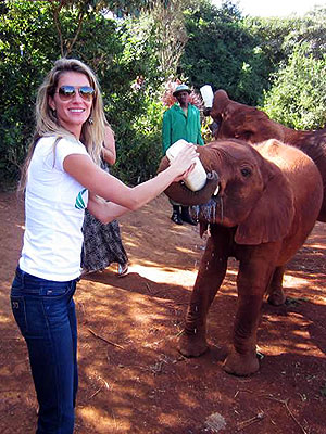 Gisele Bündchen dá mamadeira para filhote de elefante no Quênia (Foto: Divulgação)