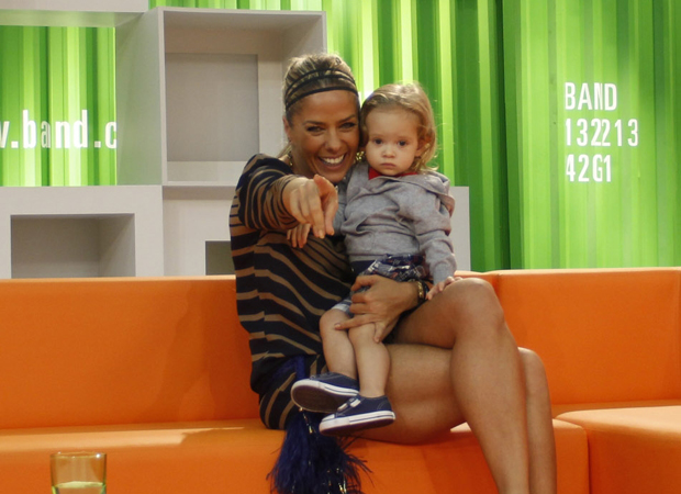 Adriane Galisteu recebe visita do filho em seu programa (Foto: Band / Divulgação)