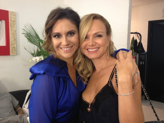 Eliana com a cunhada Maria Rita em bastidores de show no Rio (Foto: Twitter/ Reprodução)
