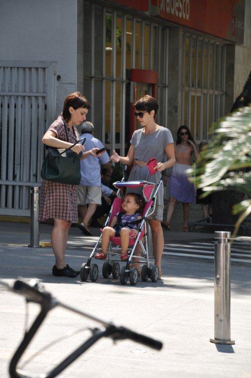 Débora Falabella passeia com a filha na Gávea (Foto: Mickael Machado / AgNews)