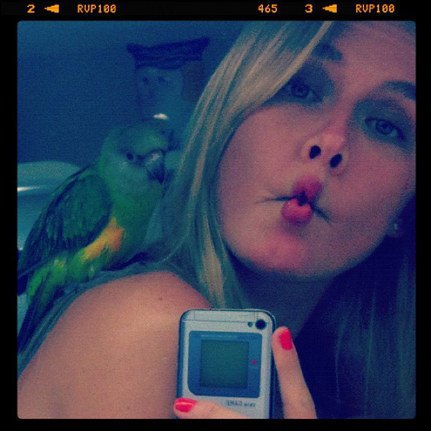 Fiorella Mattheis posta foto com papagaio (Foto: Twitter / Reprodução)