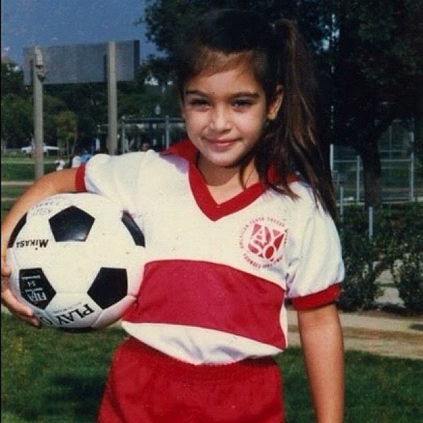 Kim Kardashian aos seis anos com uniforme de time de futebol (Foto: Reprodução/Twitter)