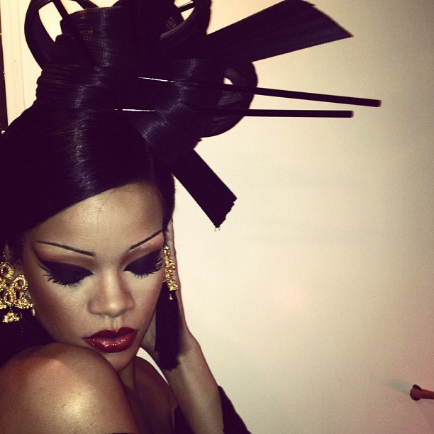 Rihanna posa vestida de gueixa (Foto: Twitter/ Reprodução)