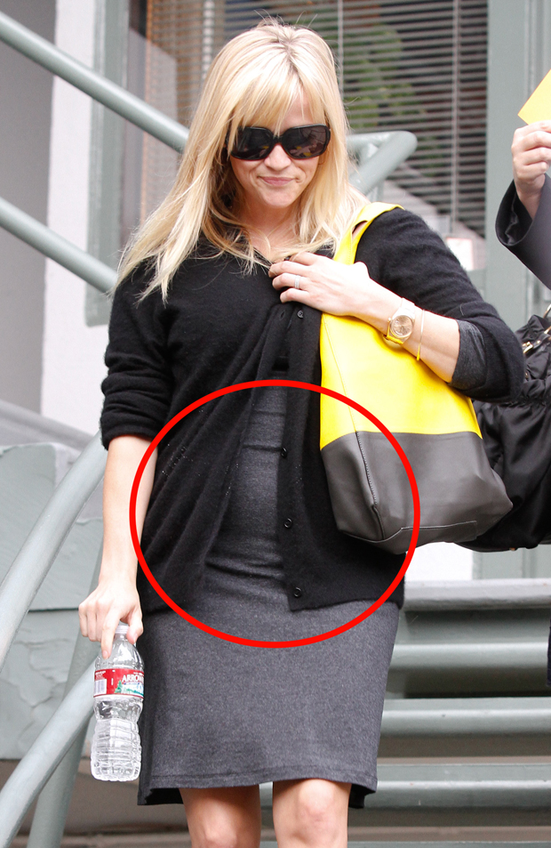 Reese Witherspoon circula com barriguinha em Los Angeles (Foto: Grosby Group)