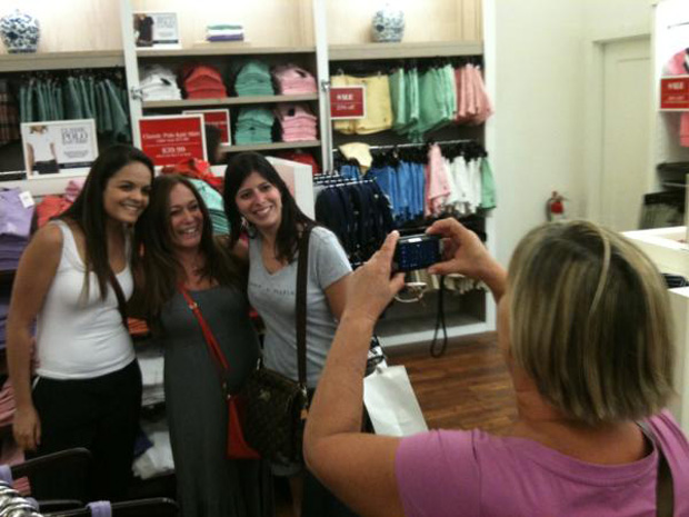 Susana Vieira posta foto com fãs em loja de roupas (Foto: Twitter / Reprodução)