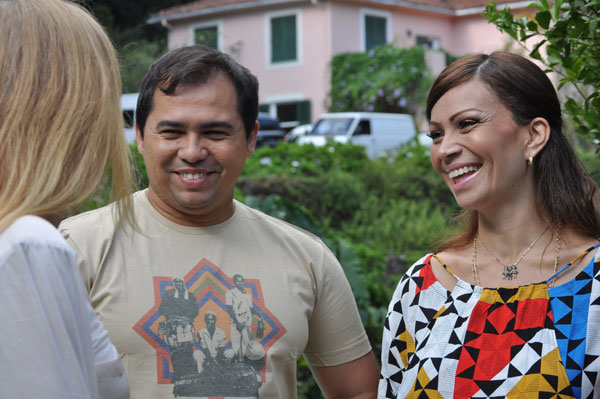 Grávida, Angélica grava ‘Estrelas’ com Solange Almeida e Xand, do Aviões do Forró, no Alto da Boa Vista, no Rio (Foto: Divulgação)