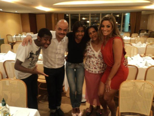 Ex-BBBs João Carvalho e Monique posam com família 'Para nossa alegria' no Rio (Foto: Twitter/ Reprodução)