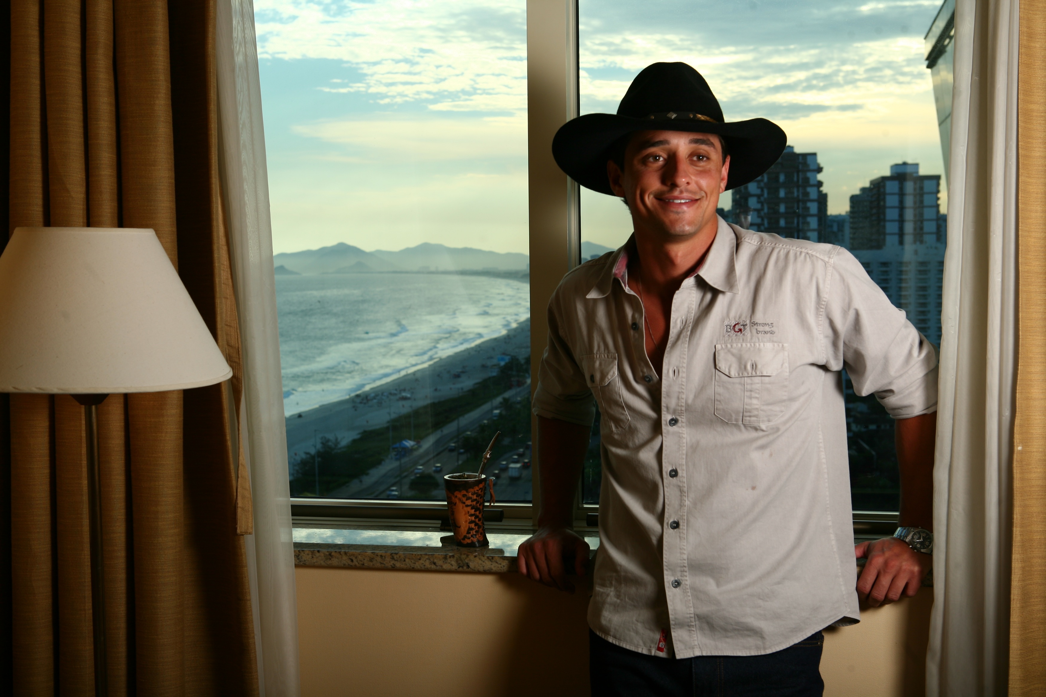Fael posou no quarto do hotel Windsor, em que está hospedado, no Rio