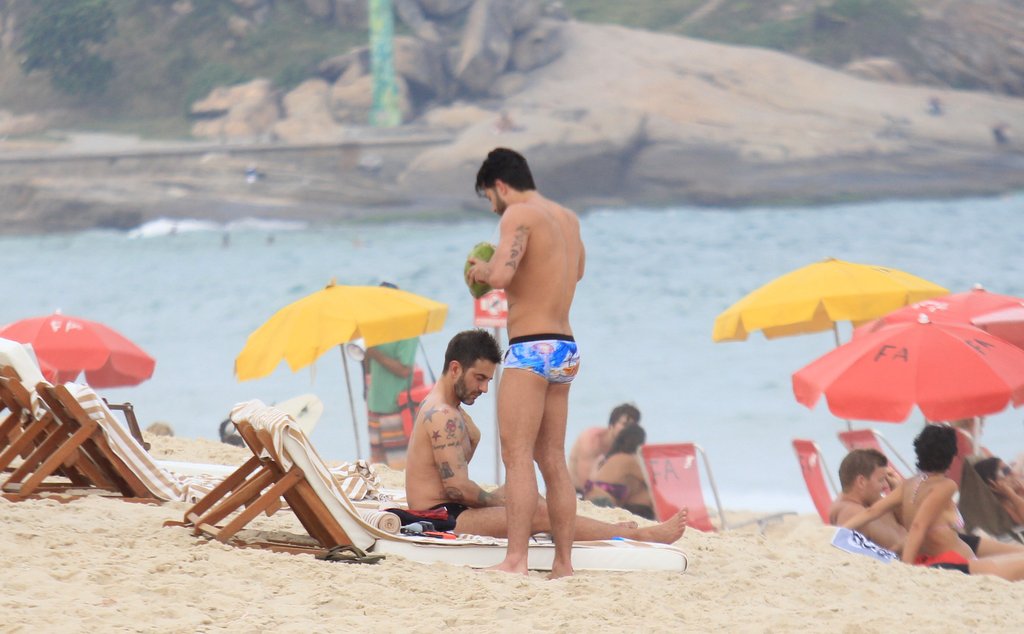 Harry Louis e Marc Jacobs foram flagrados na tarde desta segunda-feira, 9, na praia de Ipanema, na Zona Sul do Rio