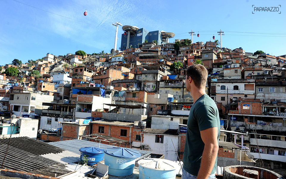 Jonas chega ao Complexo do Alemão, na Zona Norte do Rio, para o ensaio do Paparazzo, e observa a comunidade