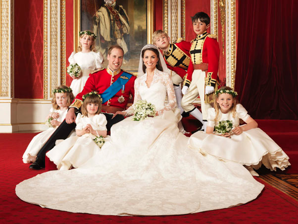 Uma das fotos oficiais do grande dia: o príncipe William e Kate Middleton, já como duqesa de Cambridge (título ganho com o casamento), com os pajens da cerimônia, que aconteceu em 29 de abril de 2011 na Abadia de Westminster, em Londres