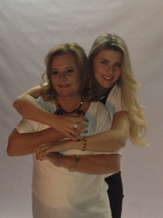 Ìris Stefanelli e a mãe (Foto: Reprodução/Twitter)