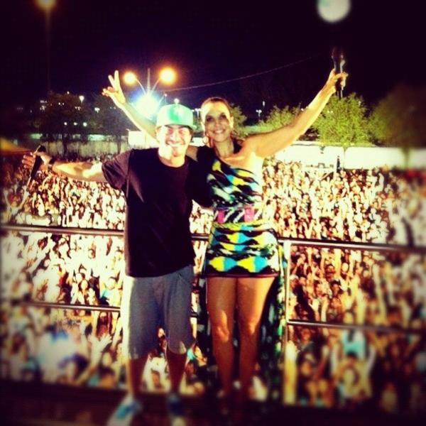Thiago Martins e Ivete Sangalo em show (Foto: Reprodução/Twitter)