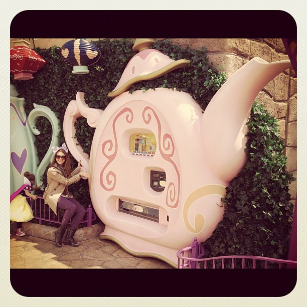 Jessica Alba curte férias em família na Disneylândia de Tóquio (Foto: Twitter/Reprodução)