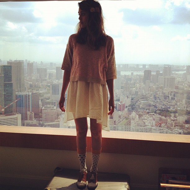 Jessica Alba no Japão (Foto: Twitter/ Reprodução)