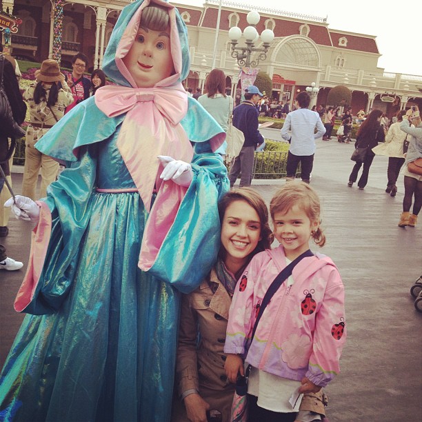 Jessica Alba posa com a filha Honor, ao lado de personagem, na Disneylândia de Tóquio (Foto: Twitter/Reprodução)