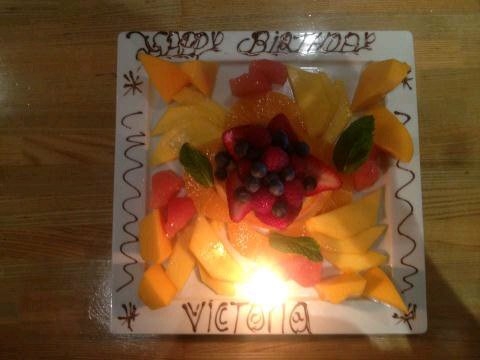 Victoria Beckham dispensa bolo e ganha parabéns com salada de frutas (Foto: Twitter/Reprodução)