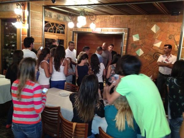 Demi lovato vai ao banheiro em churrascaria no Rio e fãs a esperam (Foto: Twitter/ Reprodução)