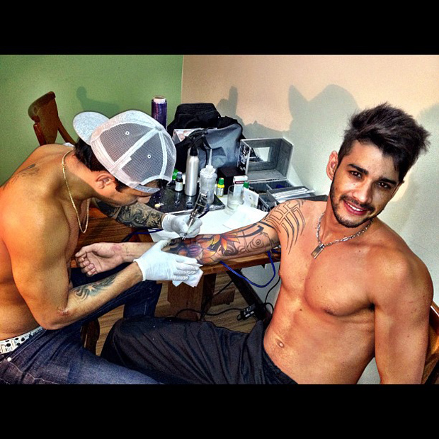 Gusttavo Lima posta foto fazendo tatuagem (Foto: Instagram / Reprodução)