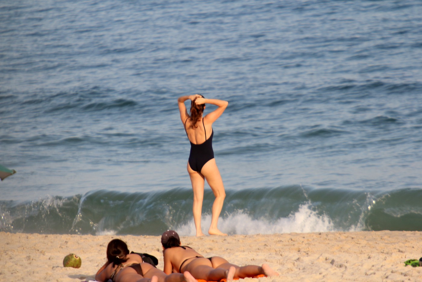 Debora Bloch na praia de Ipanema, no Rio
