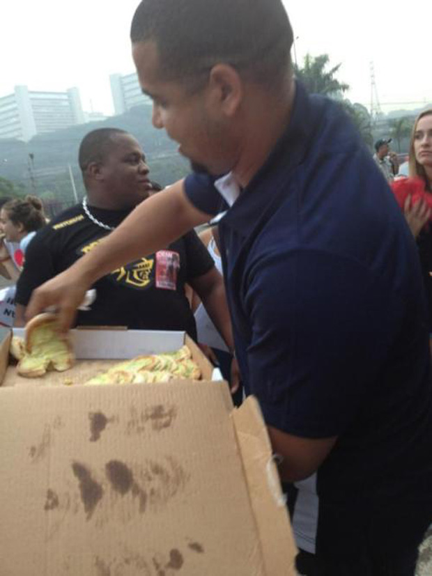 Demi Lovato manda distribuir esfihas e pizza para fãs na fila do show em São Paulo (Foto: Twitter / Reprodução)
