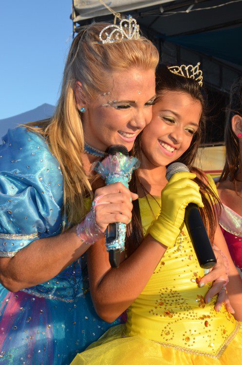 Carla Perez com a filha, Camilly Victória, em trio elétrico em Feira de Santana (Foto: Reprodução / Facebook)