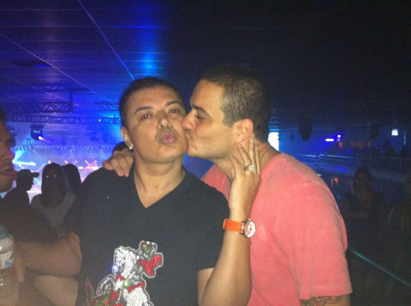 David Brazil ganha beijo do ex-BBB Rafa durante show do Parangolé no Rio (Foto: Twitter/ Reprodução)