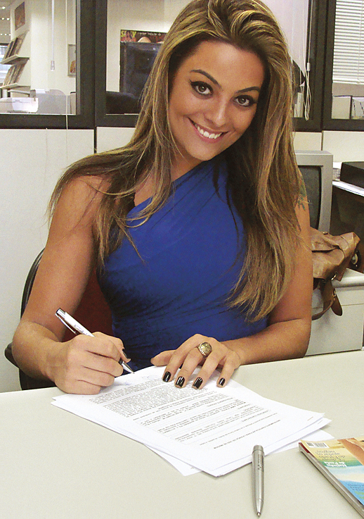 Monique assina com a Sexy (Foto: Divulgação)