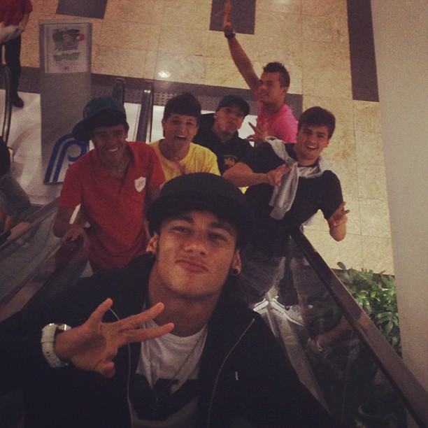 Neymar vai ao cinema com amigos (Foto: Twitter/ Reprodução)